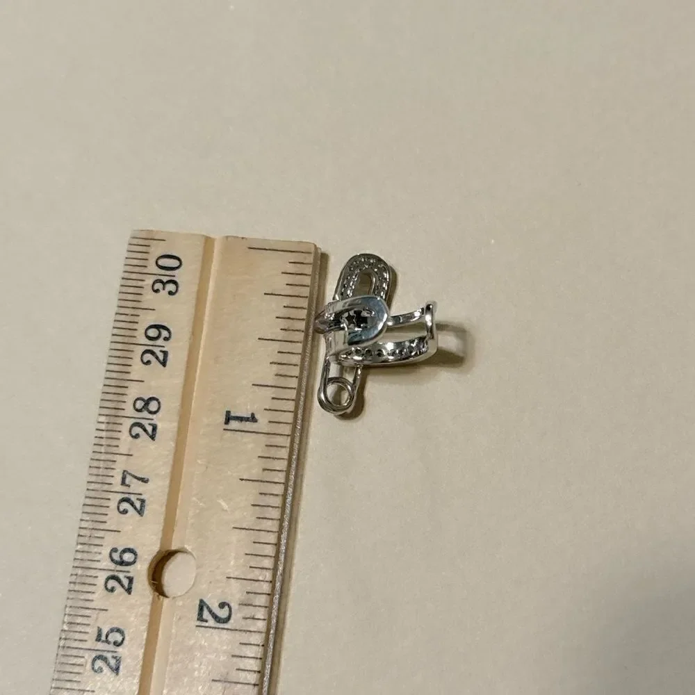 Safety pin ear cuff N711